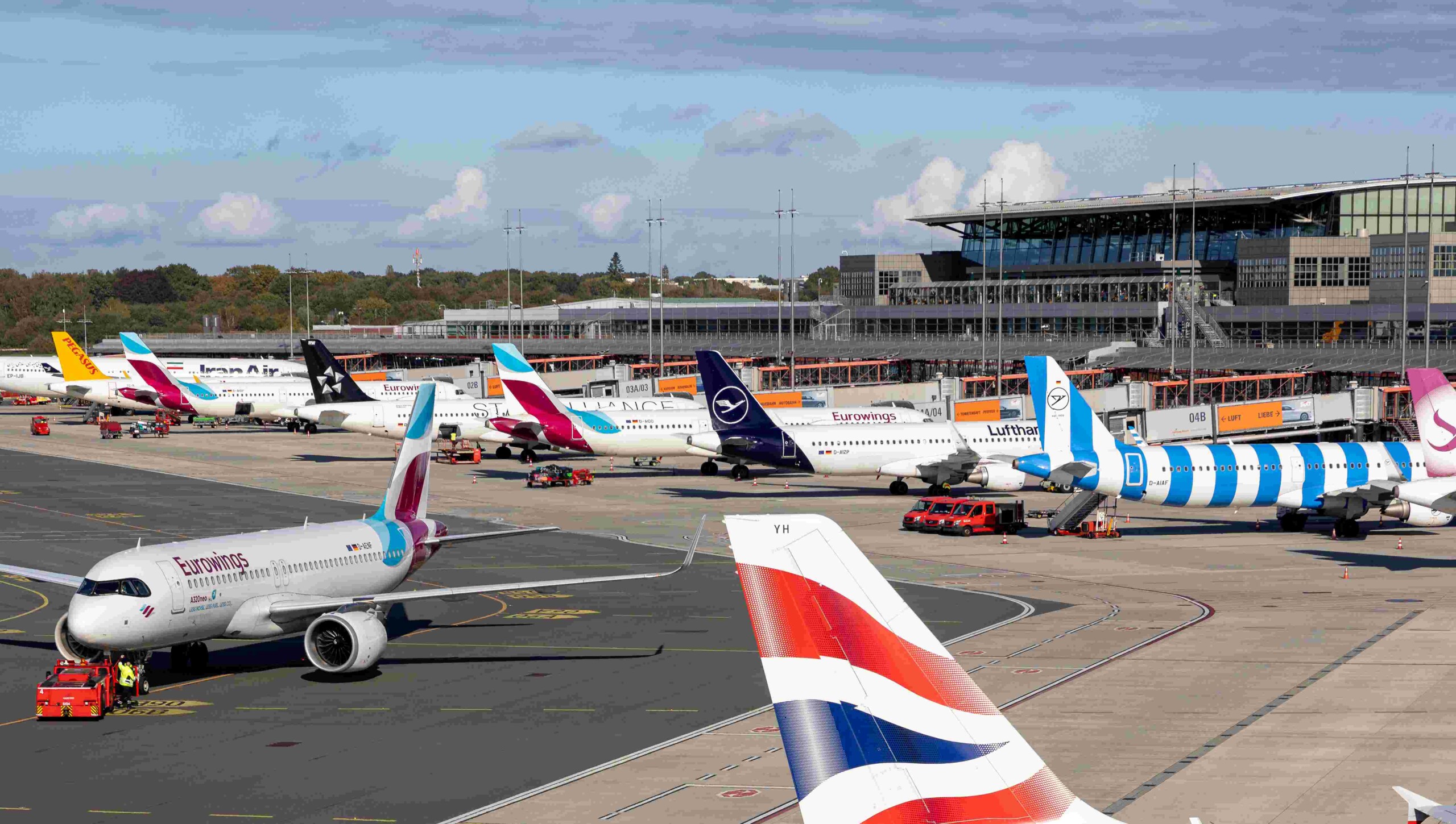 Auf dem Rollfeld stehen Flugzeuge von verschiedenen Airlines