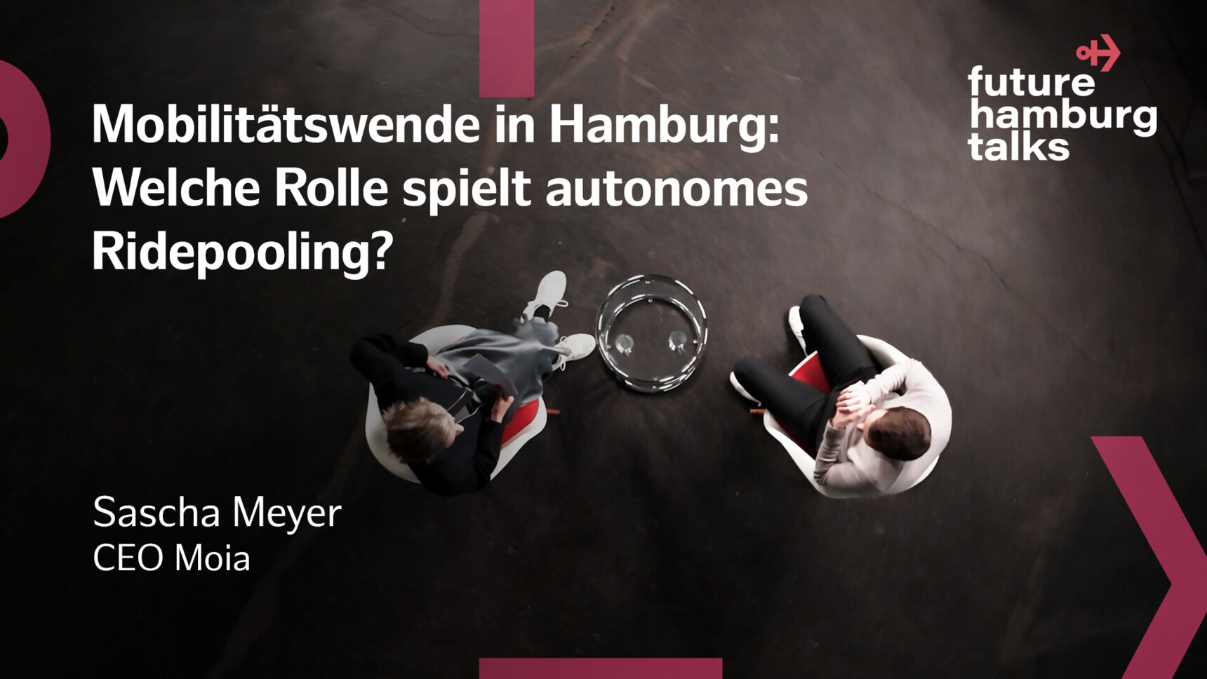 Zwei Personen im Gespräch über autonome Mobilität und Ridepooling bei Future Hamburg Talks.