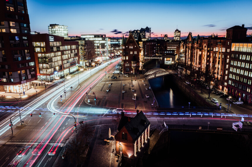 Hamurg Business: Mobilität und Verkehr. Die Speicherstadt bei Nacht von oben