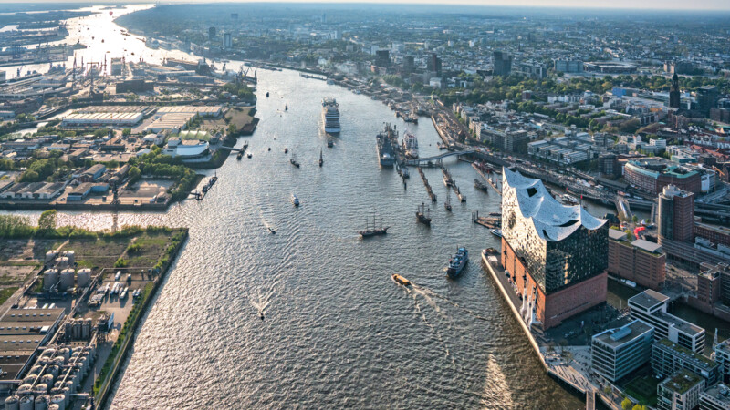 Luftaufnahme von Elbphilharmonie und Blick in den Hamburger Westen