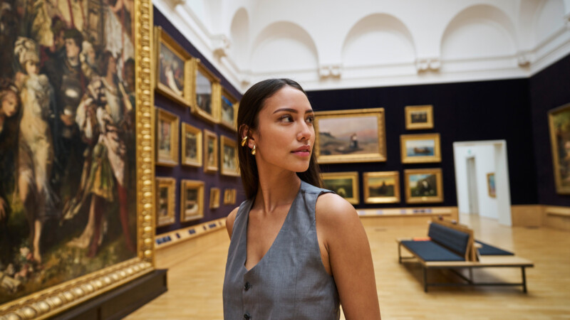 Junge Frau mit langen schwarzen Haaren sieht sich in der Hamburger Kunsthalle um