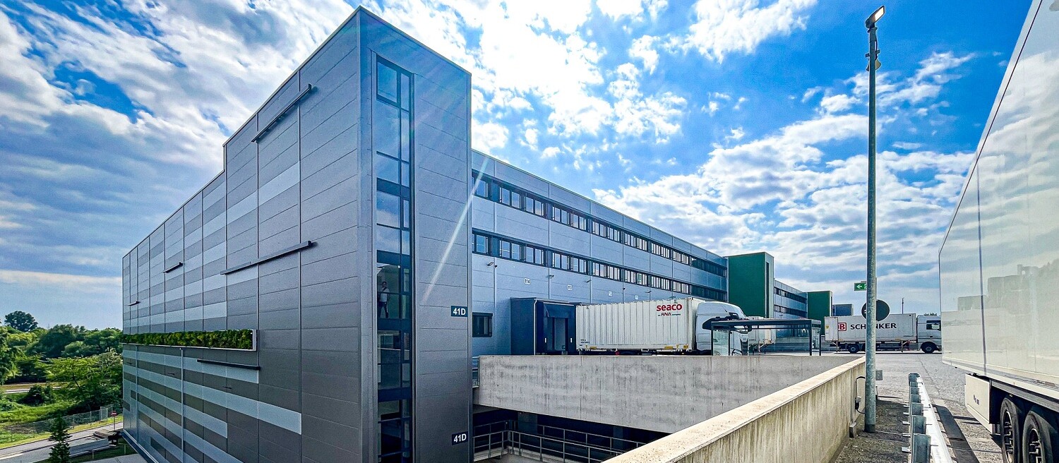 Commercial complex on the eastern edge of Wilhelmsburg harbour