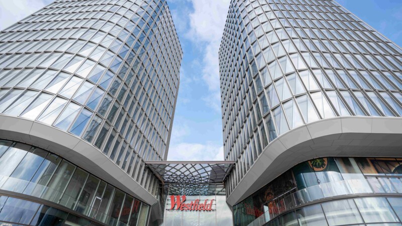 Die gläsernen Luv & Lee Tower flankieren den Eingang zum Westfield Hamburg-Überseequartier