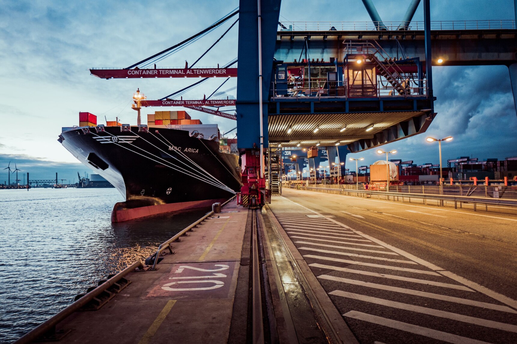 Business Hamburg: Containerschiff am Hamburger Hafen