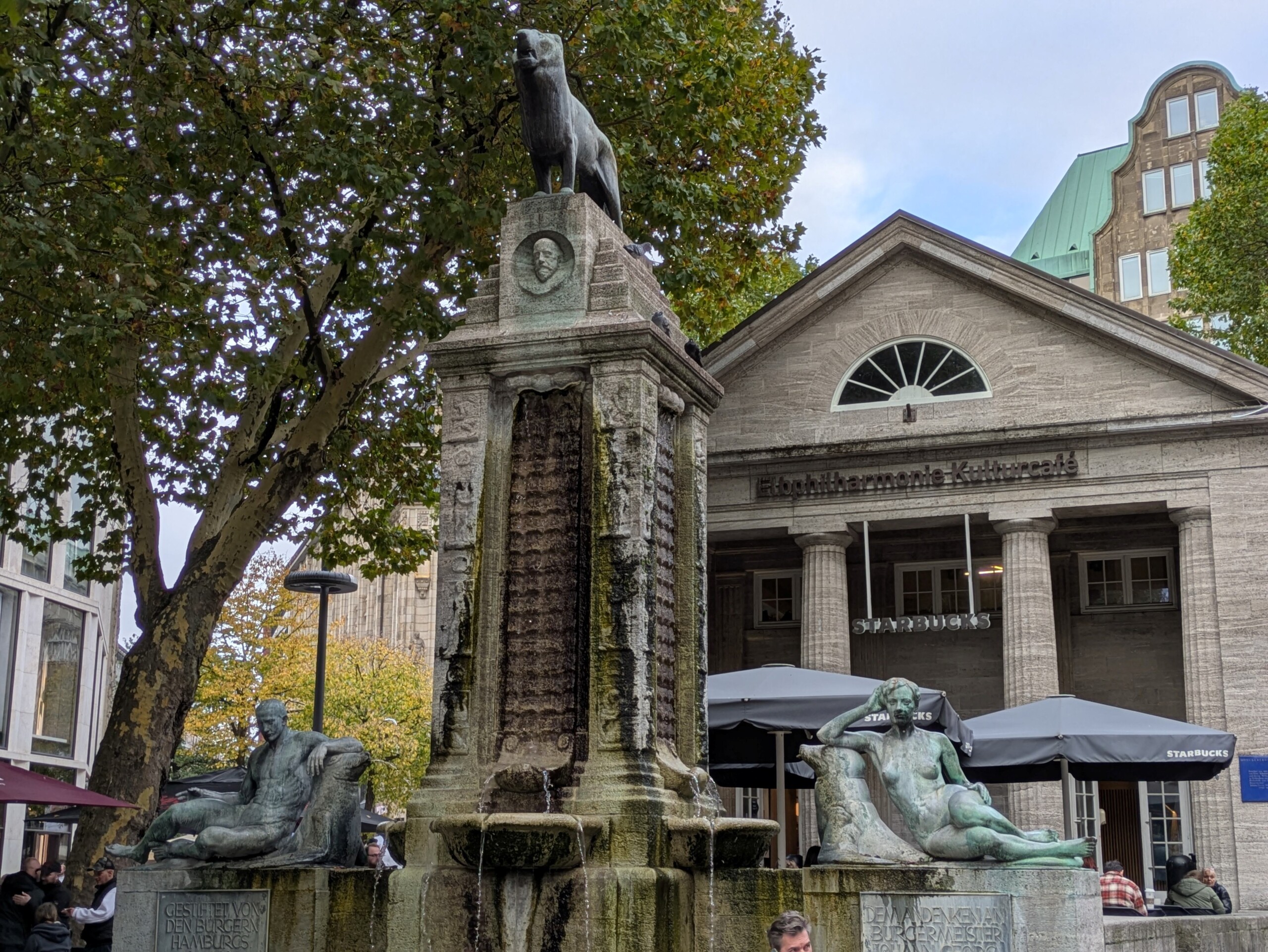 Brunnen mit Skulpturen vor Starbucks zwischen Mönckebergstraße und Spitalerstraße, Touristen drum herum