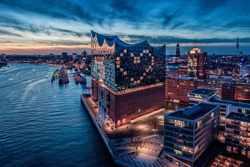 Hamburg Business informeirt über News zum Thema Innovation & Wissenschaft. Die Elbphilharmonie in Hamburg am Abend