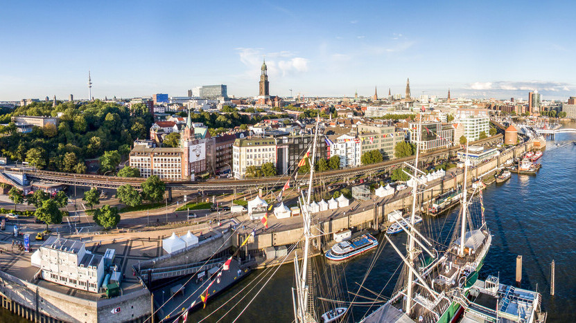 Der Wirtschaftsstandort Hamburg liegt direkt an der Elbe und bietet über seinen Hafen Zugang zur Nordsee und Ostsee