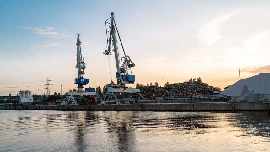 Harbour cranes are used for recycling processing