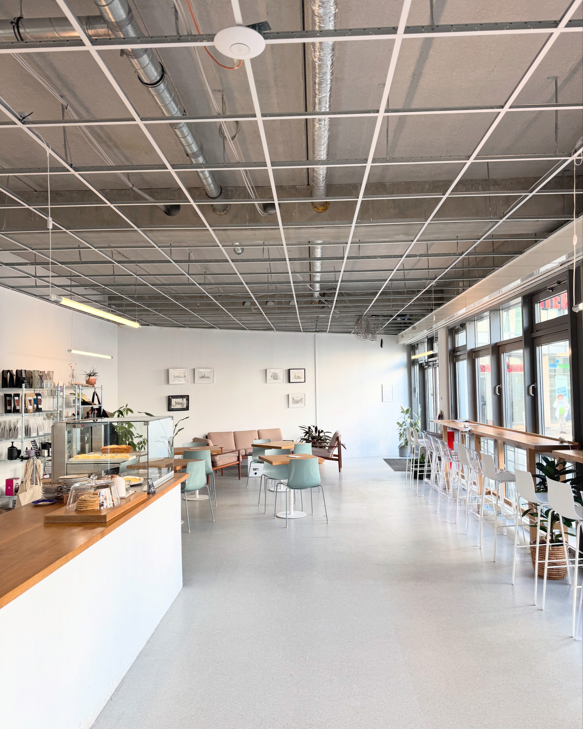 Theke und Sitzgelegenheiten im Co-Working-Café