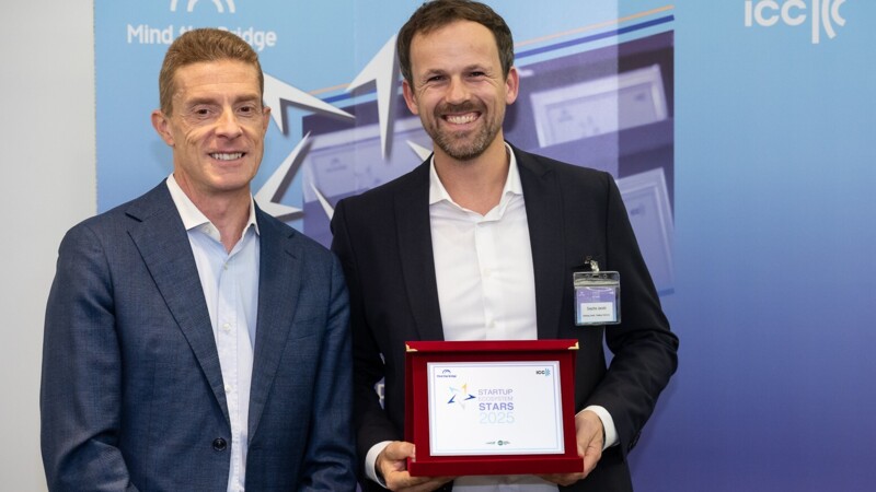 Zwei Männer in Anzügen präsentieren die Auszeichnung „Startup Ecosystem Stars 2025“.