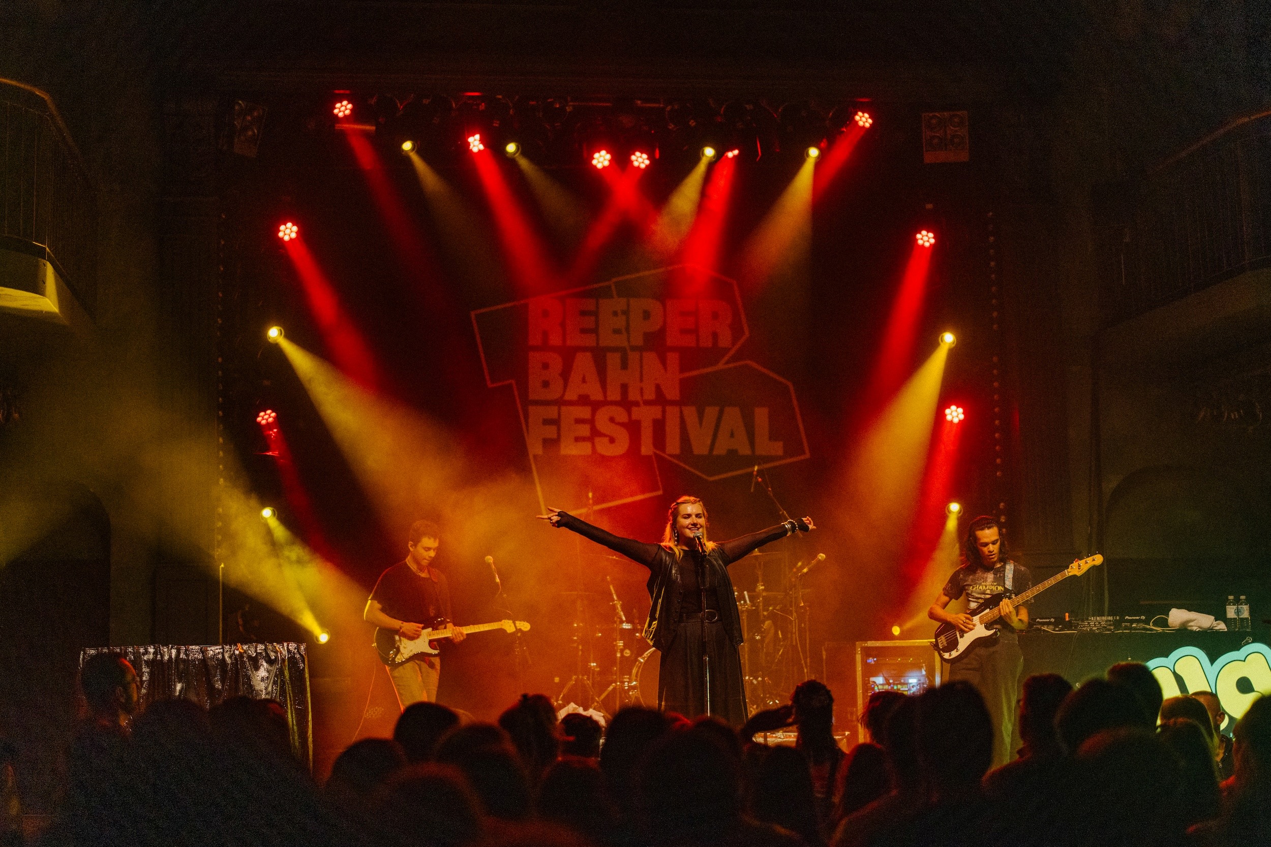 Dilla plays live at the Reeperbahn Festival with guitarists in front of an audience.