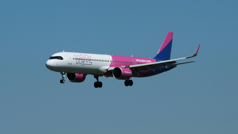 Fliegendes Wizz Air Flugzeug vor blauem Himmel