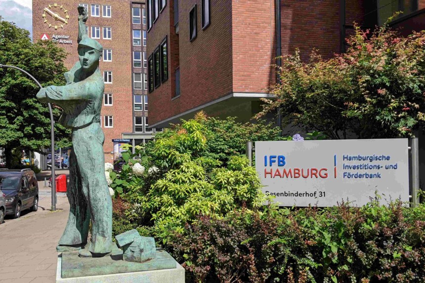 Bronzestatue eines Bogenschützen vor dem Gebäude der Hamburger Investitions- und Förderbank in Hamburg.