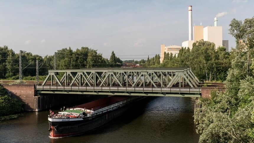 Branchenservice Industrie:  Hamburg profitiert von den vielen Wasserwegen