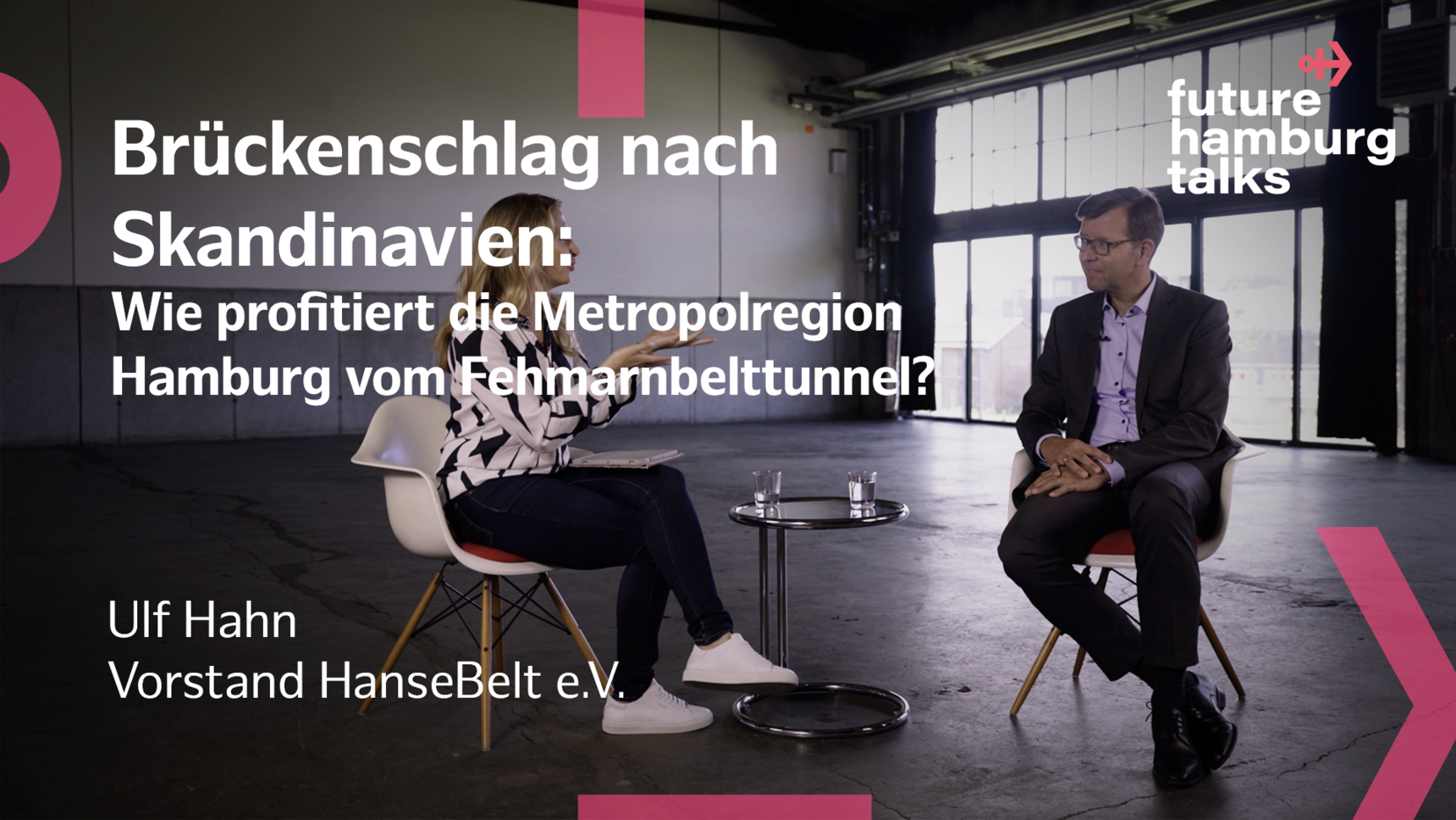 Zwei Personen im Gespräch über die Vorteile des Fehmarnbelttunnels für die Metropolregion Hamburg.