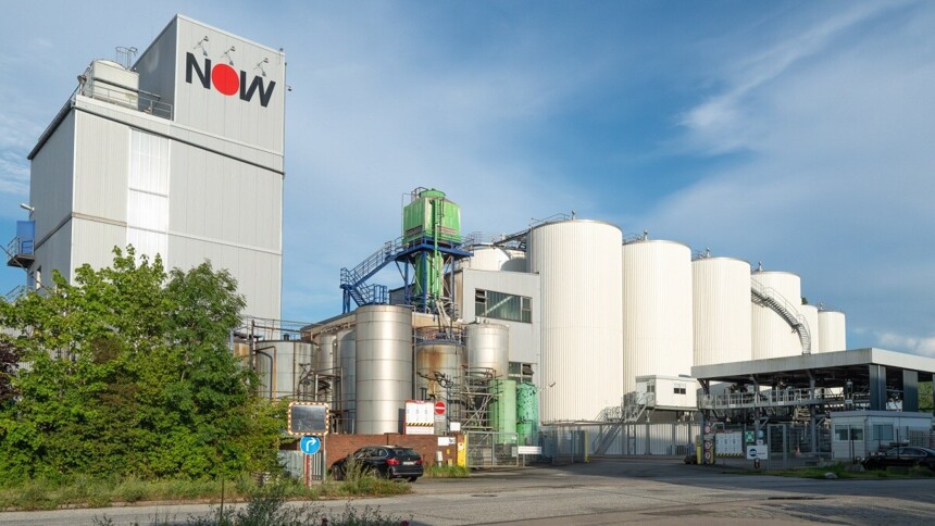 Premises of Nordische Oelwerke with large oil tankers 