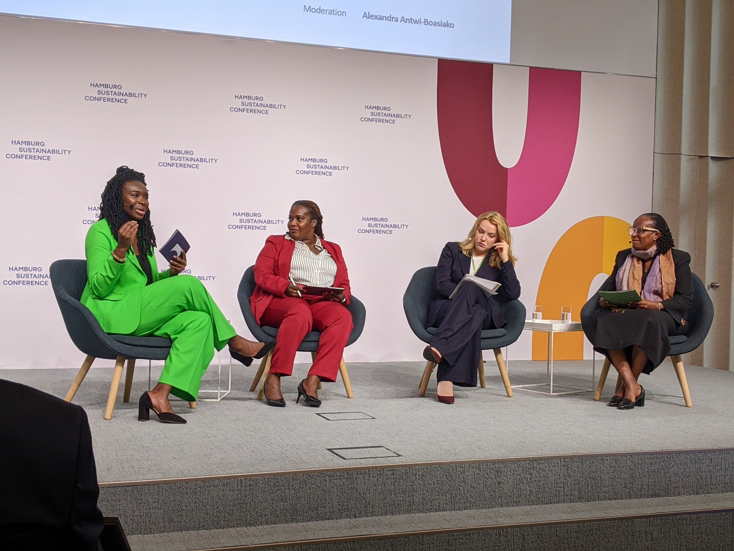 Vier Frauen auf einem Podium.: Moderatorin Alexandra Antwi-Boasiako; Ministerin Joyelle Clarke Ministry, St. Kitts and Nevis; Tatiana Molcean, United Nations Economic Commission for Europe und Tabu Shaibu, Acting City Director Dar es Salaam 