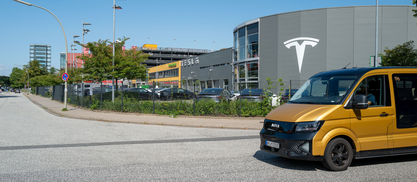 Moia car in front of the Tesla building at the Friedrich-Ebert-Damm location