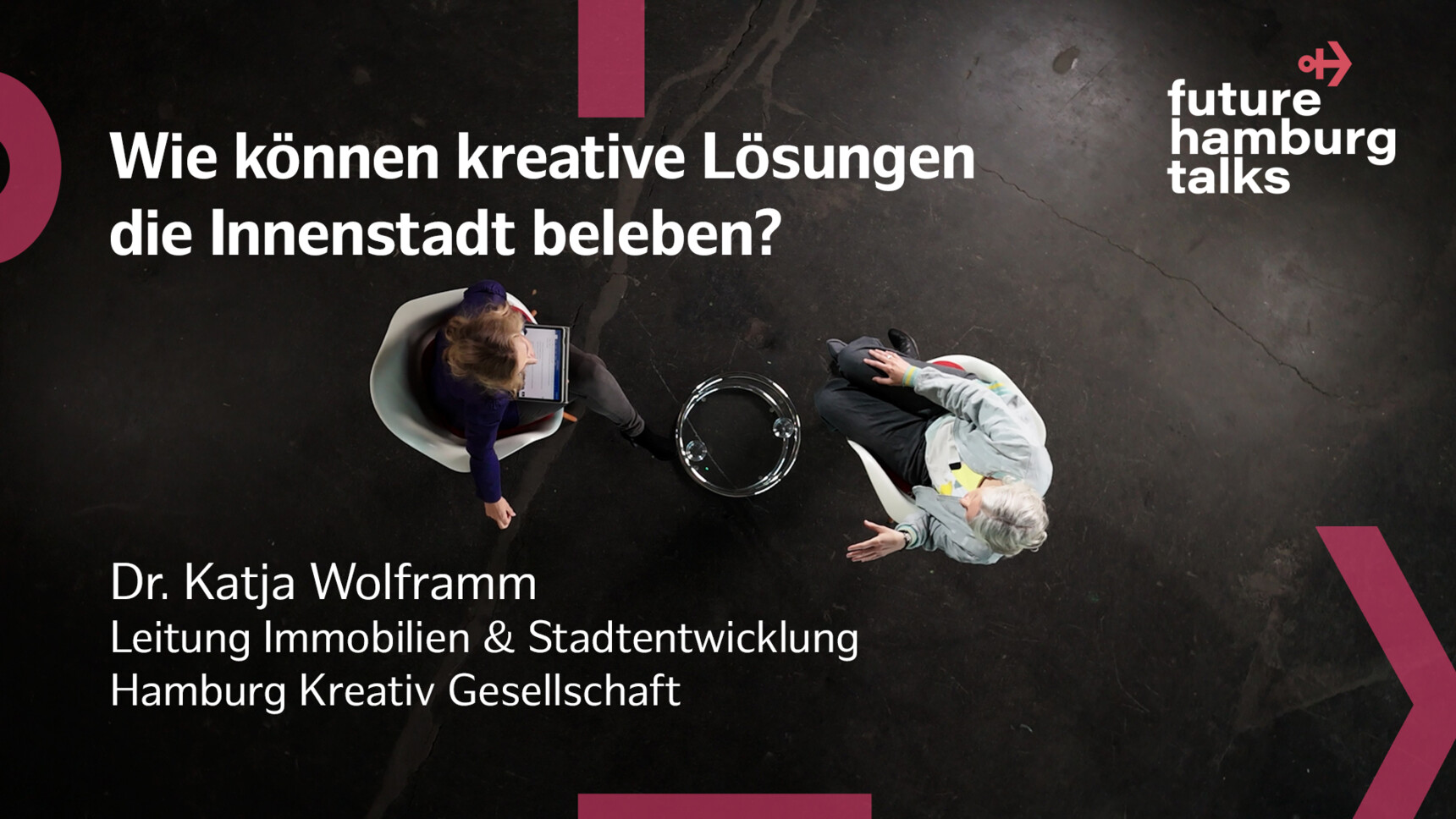 Zwei Personen im Gespräch bei Future Hamburg Talks über kreative Lösungen zur Belebung der Innenstadt.