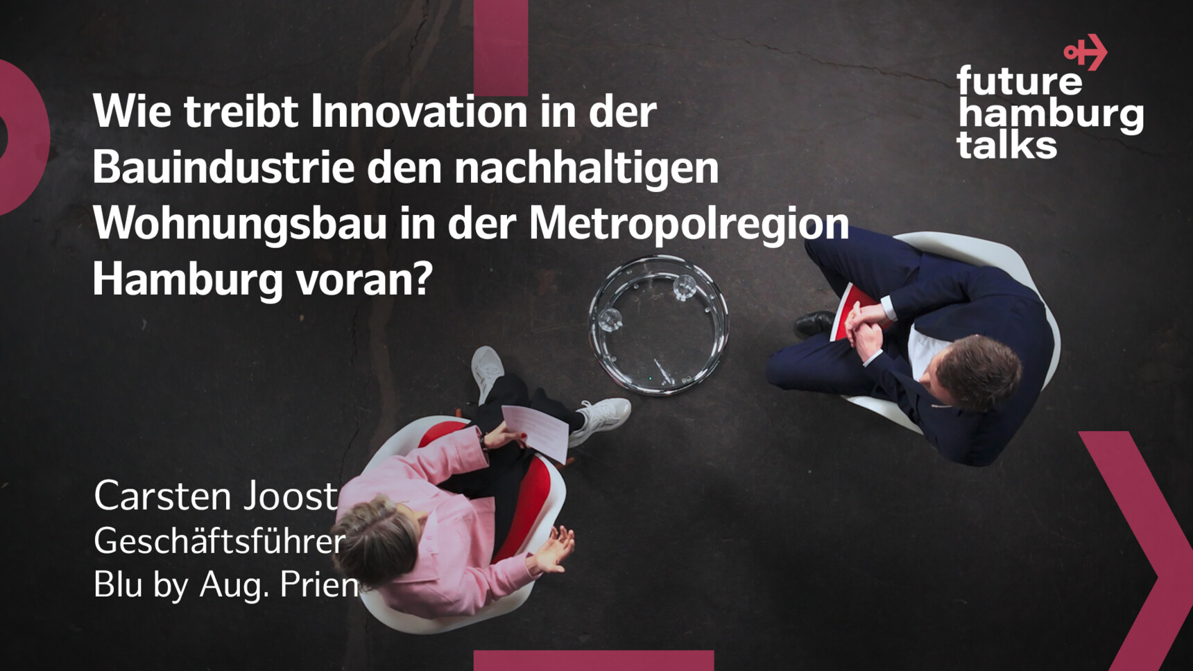 Zwei Personen im Gespräch bei Future Hamburg Talks über Innovation und nachhaltigen Wohnungsbau in Hamburg.