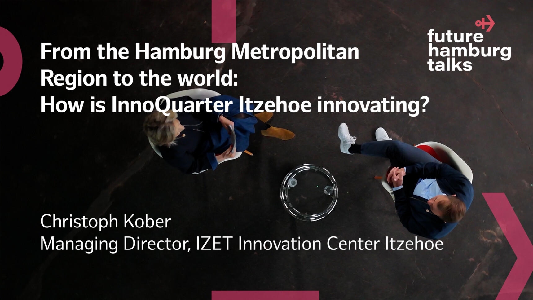 Zwei Personen im Gespräch bei Future Hamburg Talks über Innovation im InnoQuarter Itzehoe.