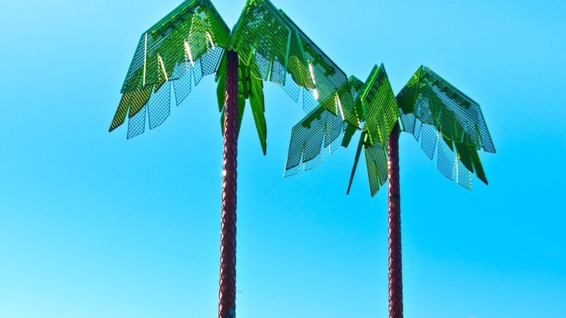 Symbolbild Kunst im öffentlichen Raum: Zwei künstliche Palmen mit grünen Blättern aus Metall vor blauem Himmel im Park Fiction in Hamburg