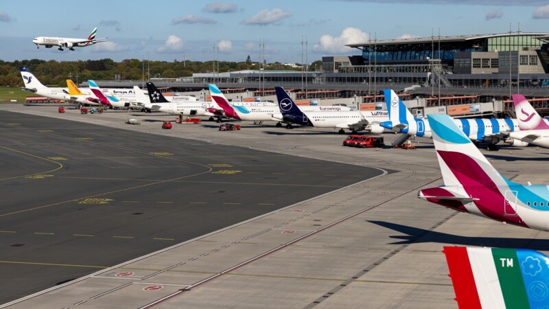 Rollfeld Hamburg Airport mit parkenden Flugzeugen
