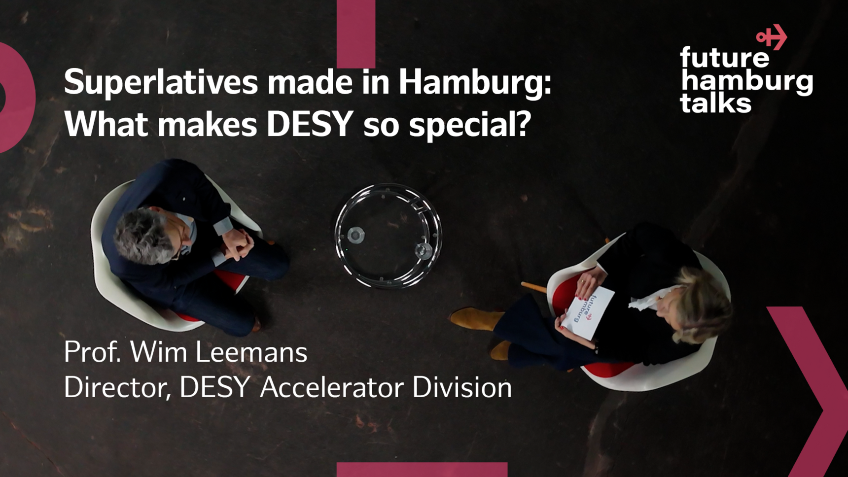 Zwei Personen im Gespräch bei future hamburg talks über DESY und seine Besonderheiten.