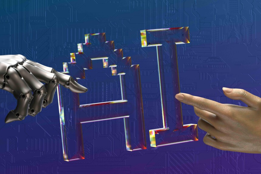 Roboter- und Menschenhand zeigen auf transparente, leuchtende Buchstaben „AI“ vor blauem Schaltkreis-Hintergrund.
