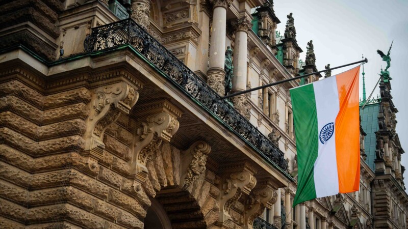 India Week Hamburg 2023: am Hamburger Rathaus hängt die indische Flagge