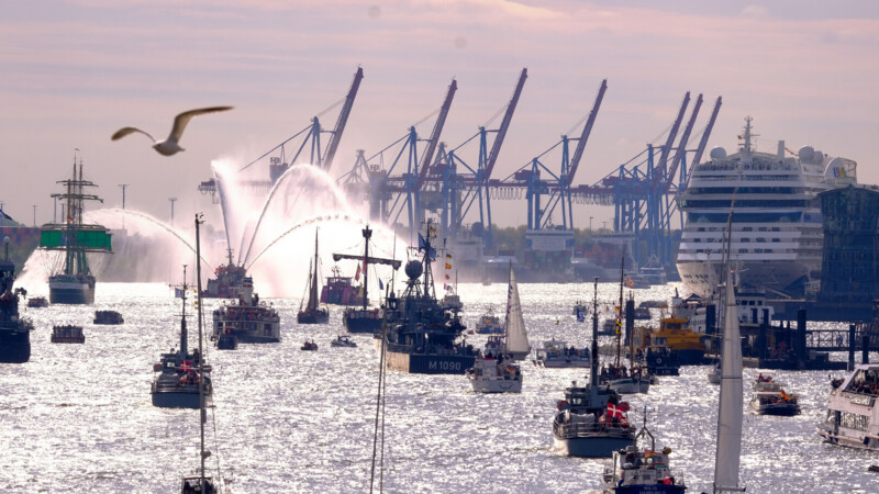Viele Boote und Schiffe fahren bei Sonnenlicht aus dem Hamburger Hafen 