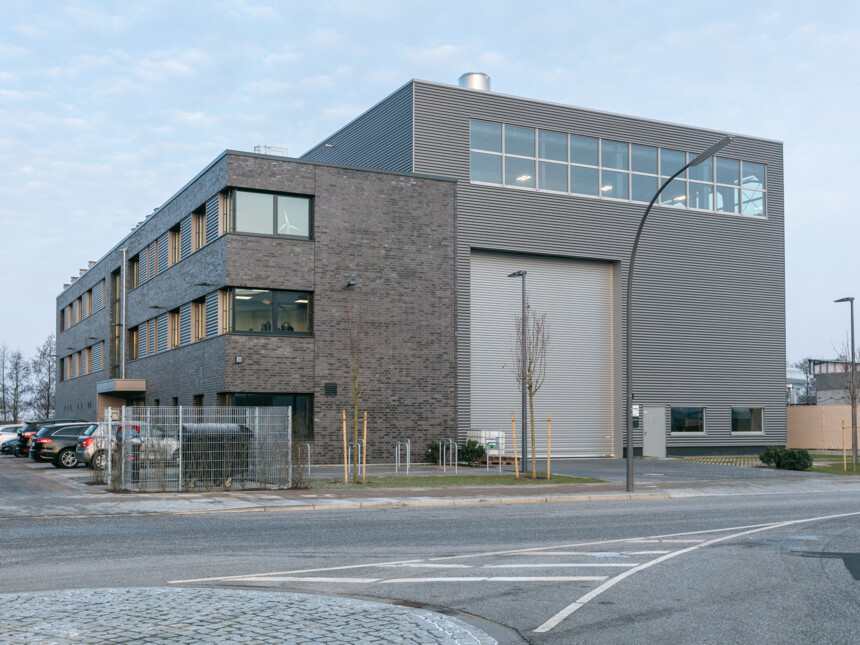 Außenansicht des Fraunhofer IWES Large Bearing Laboratory in Hamburg, Prüflabor für große Wälzlager von Windenergieanlagen.