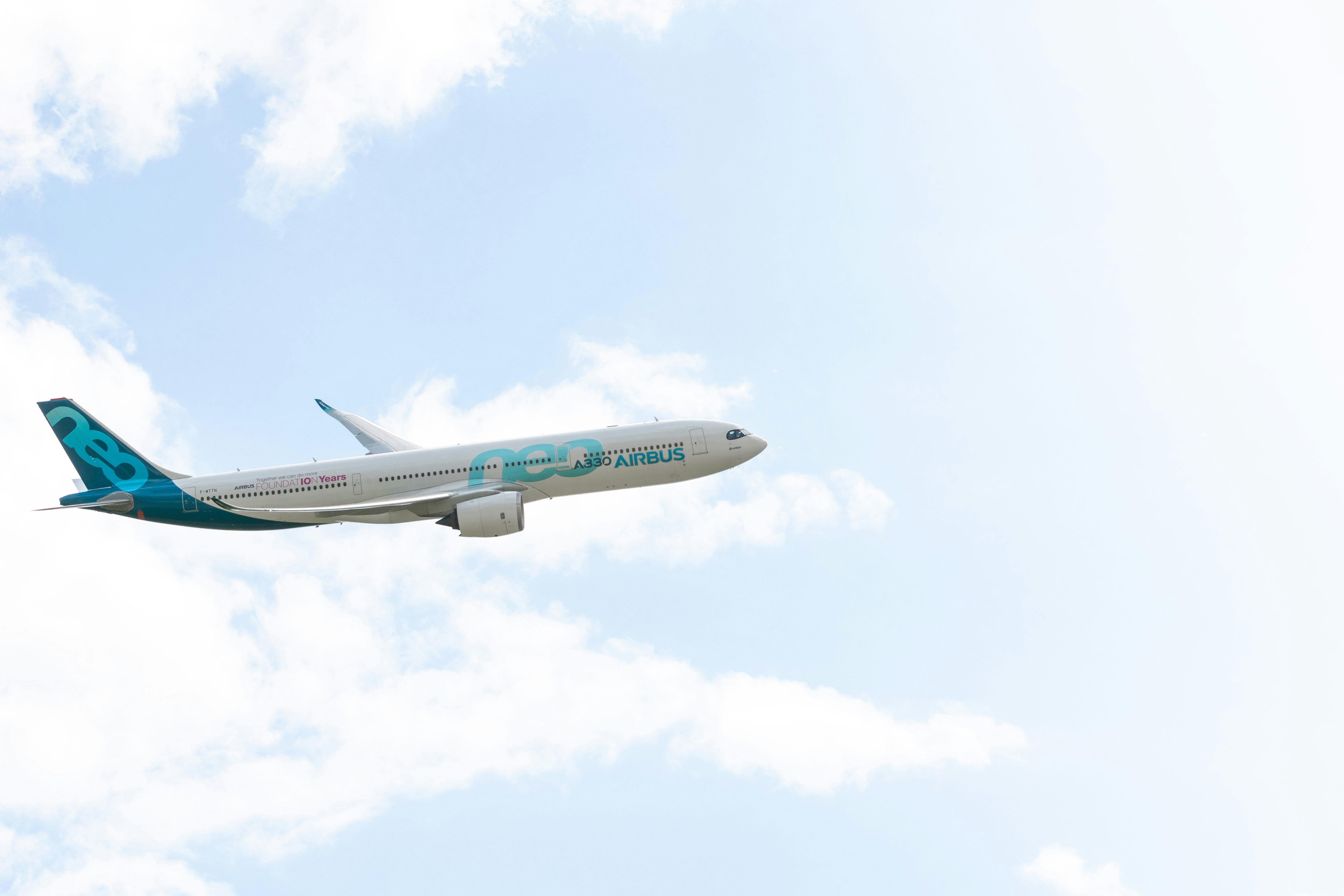 Flugzeug von Airbus fliegt am Himmel