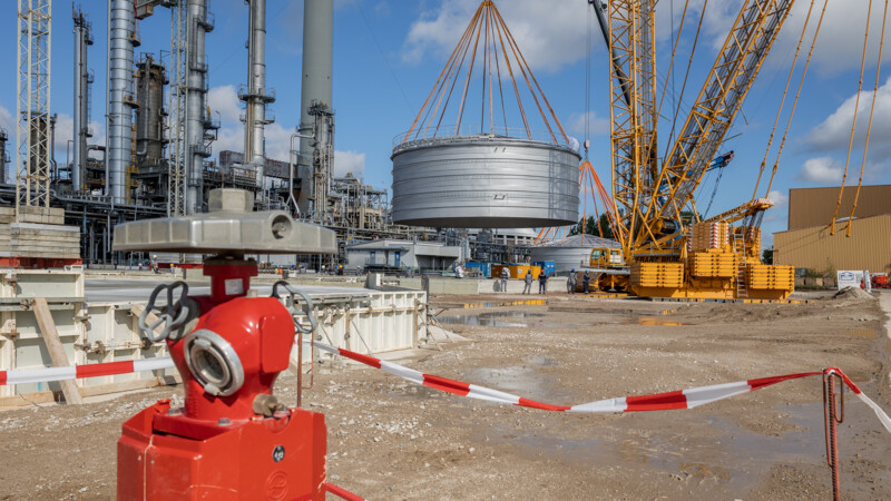 Tank für grünen Kraftstoff wird auf dem Raffieneriegelände von Holborn von einem Kran auf das vorbereitete Fundament gesetzt.