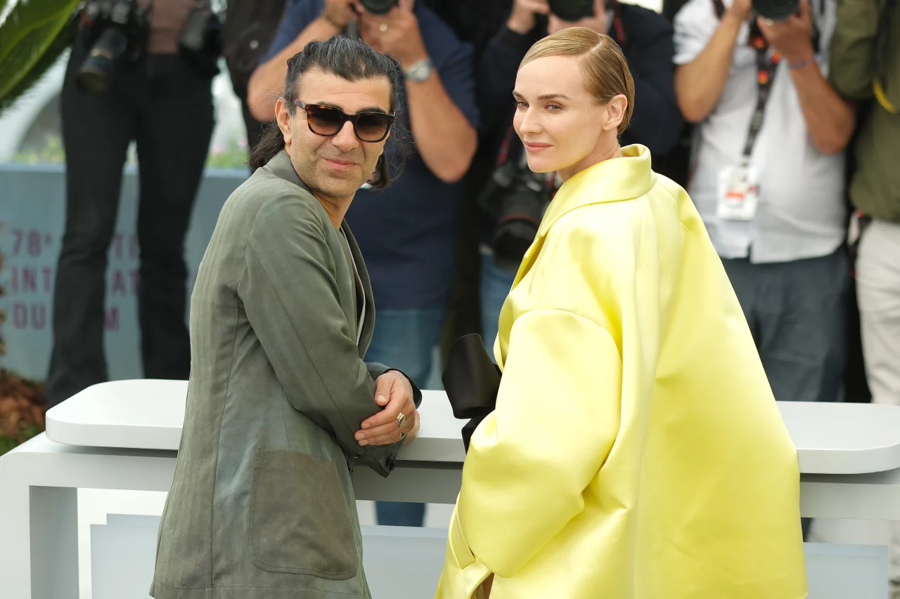 Fatih Akin und Diane Kruger posieren vor Fotografen beim Festival de Cannes 2025.