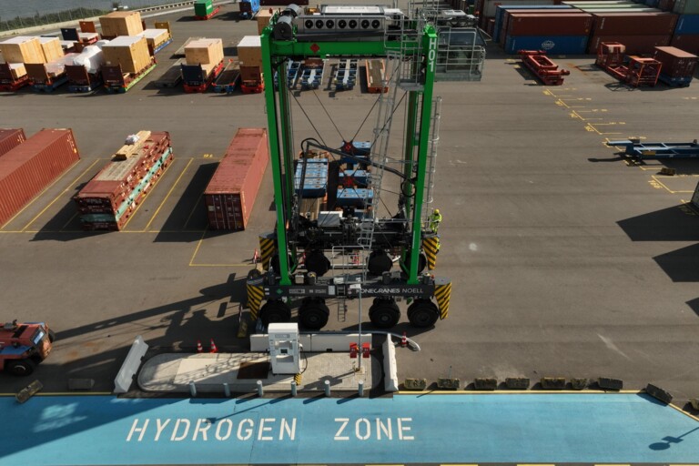 Hafenbereich mit Containerstapler und markierter „Hydrogen Zone“ auf dem Boden.