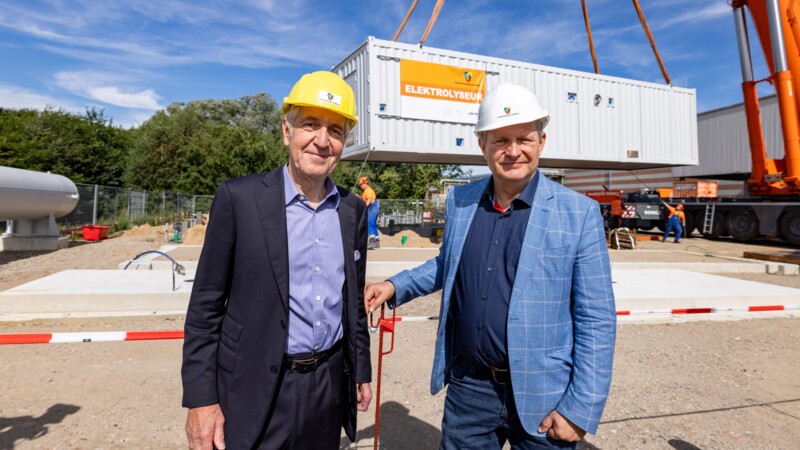 Prof. Dr. Siechau und Umweltsenator Jens Kerstan im Biogas- und Kompostwerk Bützberg bei der Einweihung des neuen Elektrolyseurs