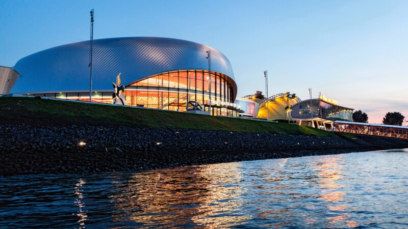Panorama-Bild der Stage Theater mit der Elbe im Vordergrund