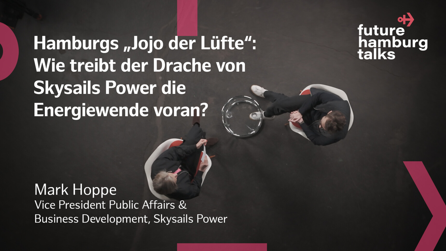 Zwei Personen im Gespräch bei future hamburg talks über Skysails Power und Energiewende.