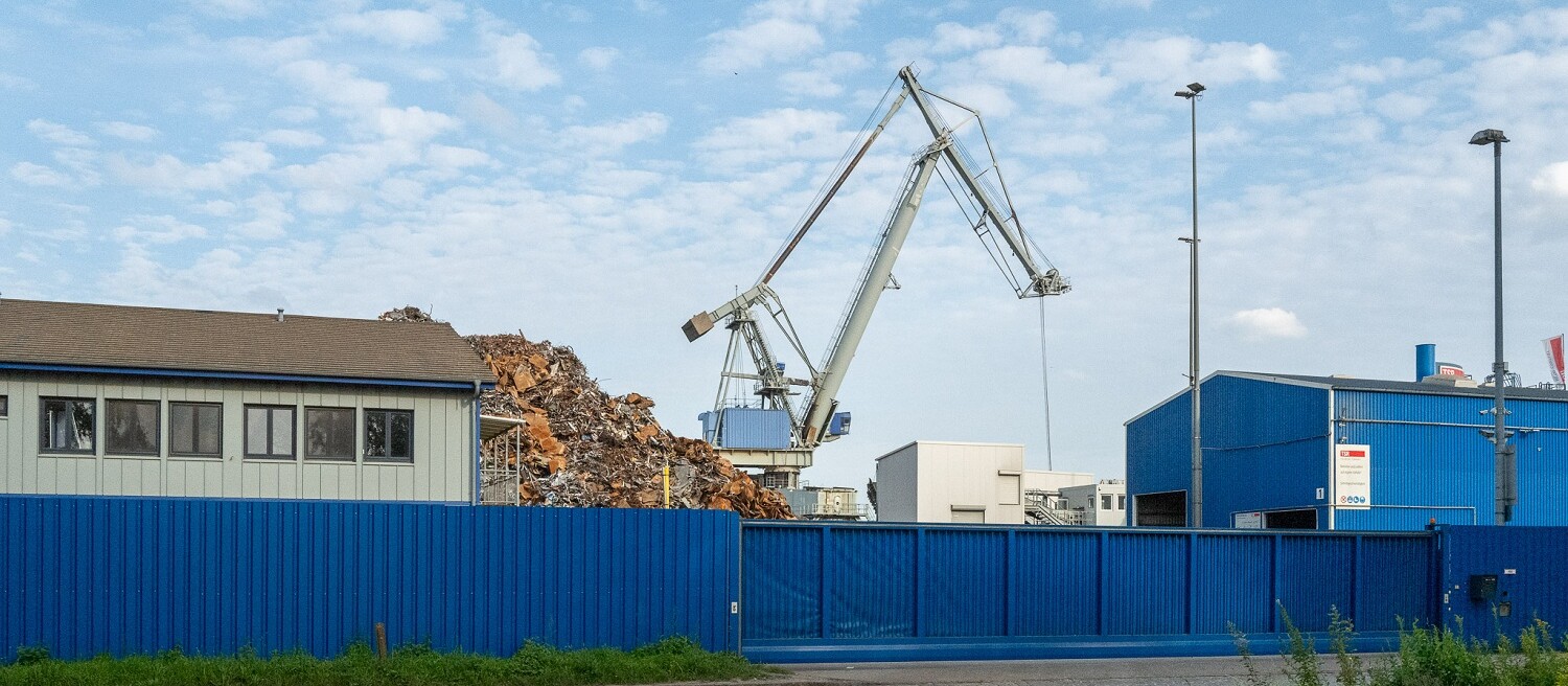 Crane and blue factory halls in Harburg