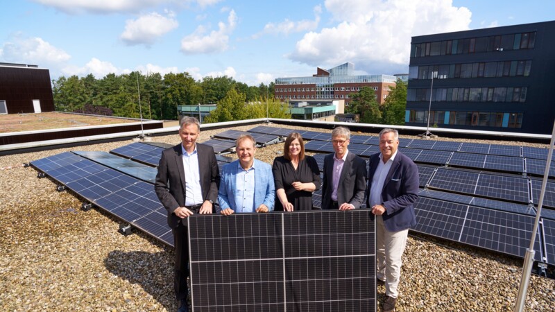 Michael Prinz, Geschäftsführer Hamburger Energiewerke, Unweltsenator Jens Kerstan, Wissenschaftsenatorin Katharina Fegebank, Dr. Martin Hecht, Kanzler Universität Hamburg, Jan Zunke, Geschäftsführer Sprinkenhof GmbH (v.l.n.r.)  präsentieren die neue Photovoltaik-Anlage des Centers for Hybrid Nanostructures (CHyN) der Universität Hamburg (UHH) in der Science City Hamburg Bahrenfeld präsentieren die neue Photovoltaik-Anlage auf dem Dach 