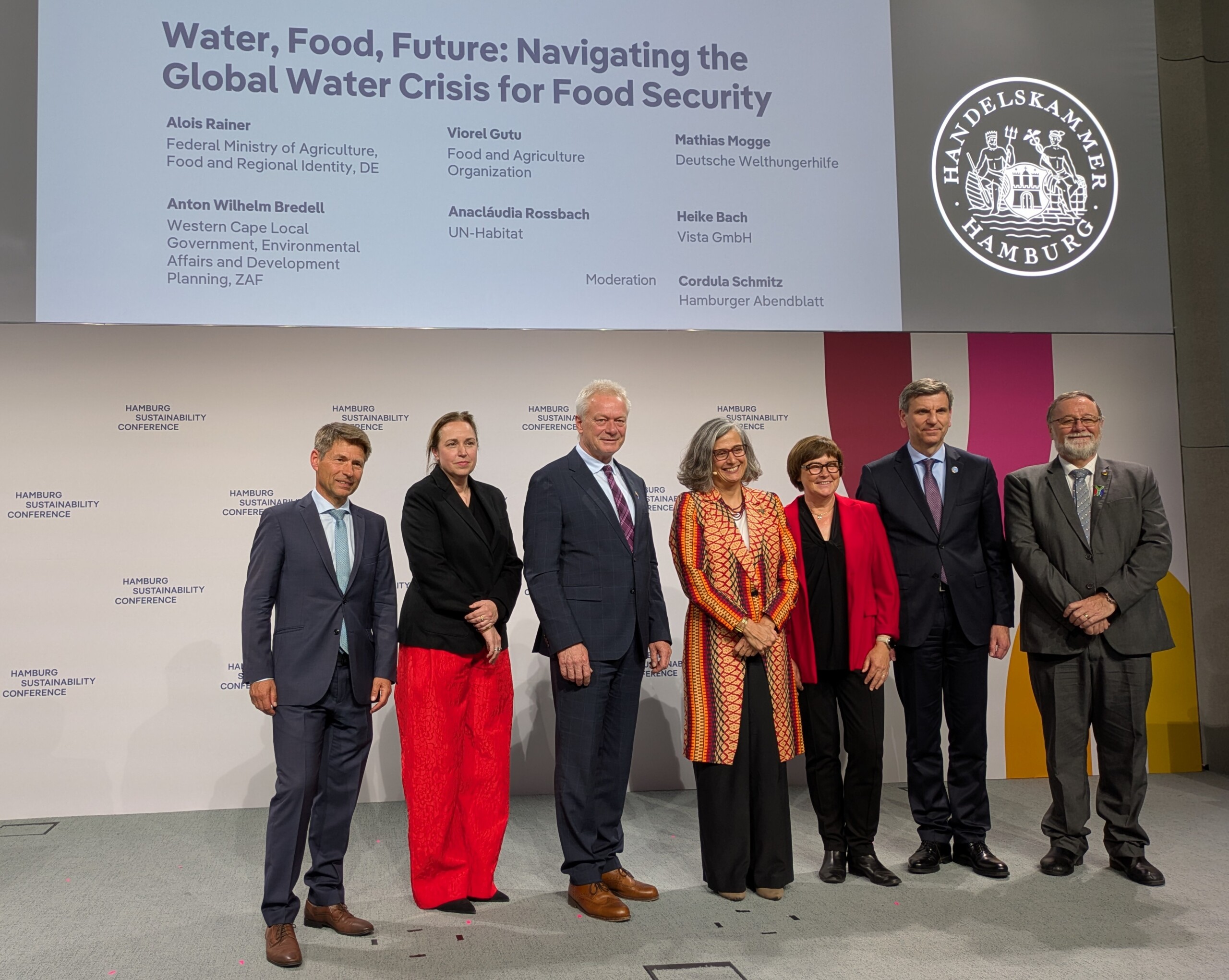 Mathias Mogge, Cordula Schmitz, Alois Rainer, Anacláudia Rossbach, Heike Bach, Viorel Gutu and Anton Wilhelm Bredell on stage for the photo session