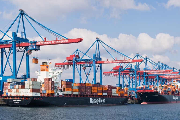 Containerschiffe werden im Container Terminal Altenwerder in Hamburg von Kränen beladen und entladen.