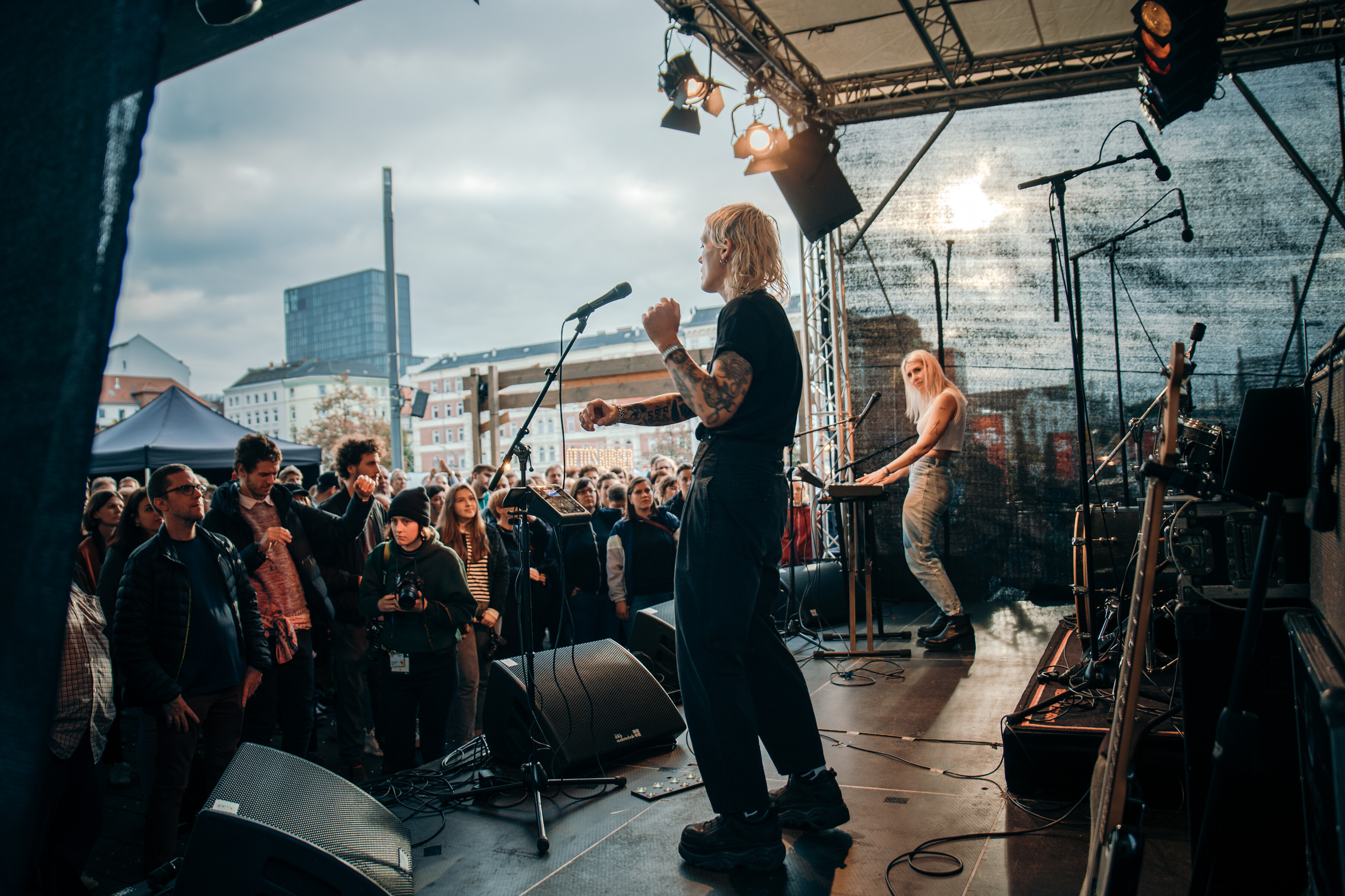 Band auf dem Reeperbahnfestival vor dem Panoptikum mit Band auf der Bühne von hinten