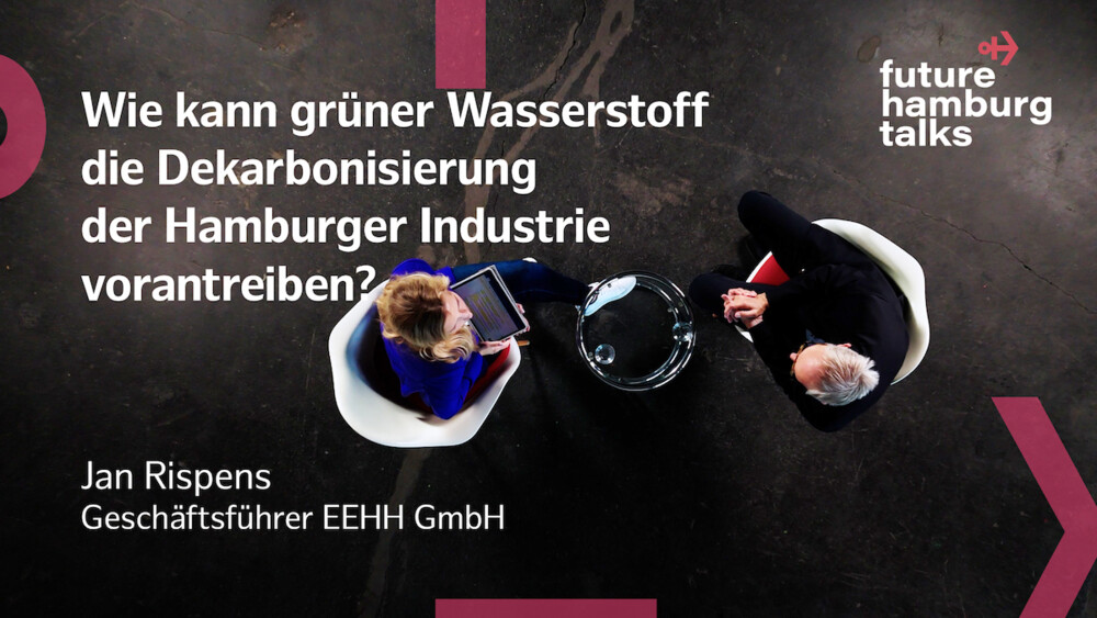 Zwei Personen im Gespräch bei Future Hamburg Talks über grünen Wasserstoff und Dekarbonisierung der Hamburger Industrie.