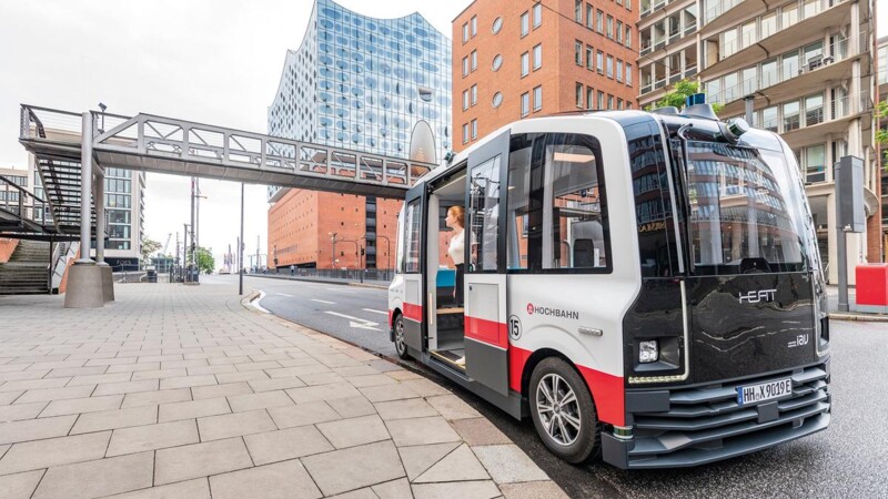 E-Bus parkt auf der Straße mit Elbphilharominie im Hintergrund