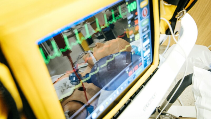 Ein gelber Monitor auf dem Vitaldaten angezeigt werden