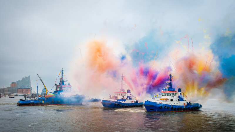 Hamburger Hafengeburtstag: Schiffe auf der Elbe mit buntem Feuerwerk