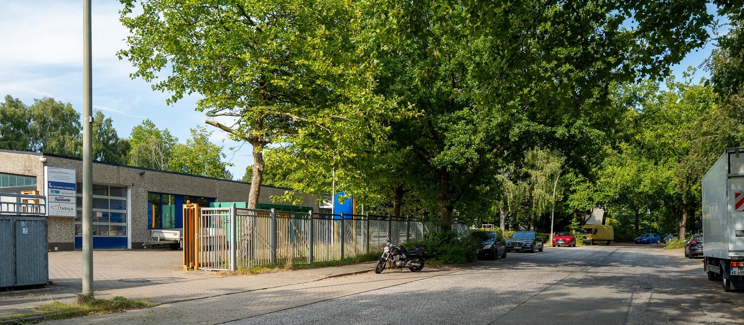 Site with various craft businesses and a green street in front of it at the Bargkoppelweg commercial site