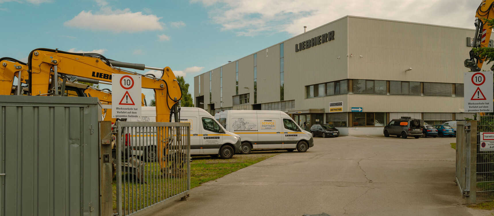 Firmengelände der Liebherr Mietpartner GmbH im Gewerbegebiet östliches Harburg